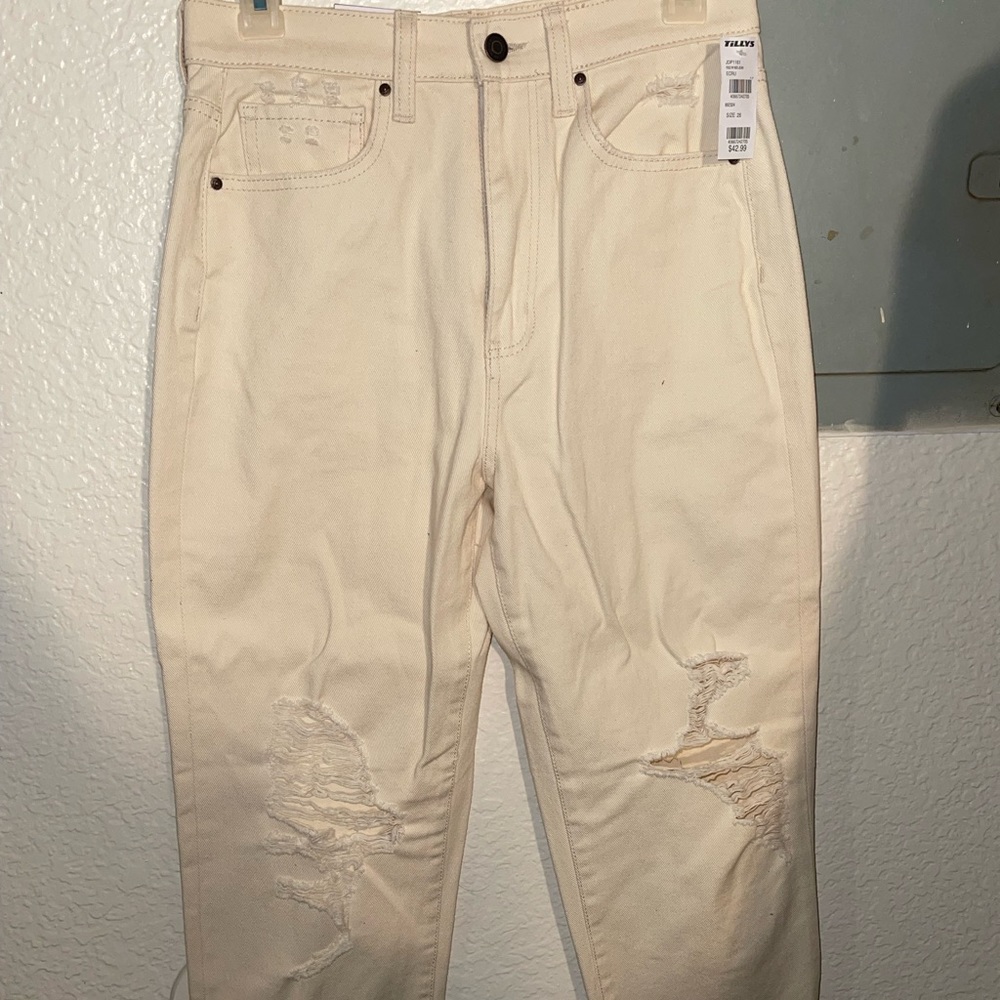 Never worn, somewhat flexible, new, cute, perfect for the spring season!
